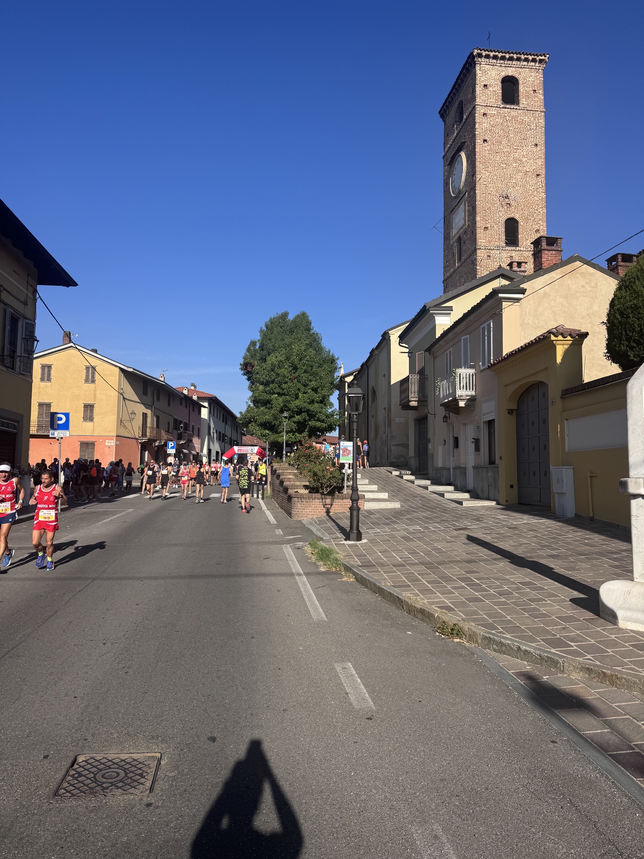 Atleti in corsa nel centro di Cambiano durante la Strapomodoro