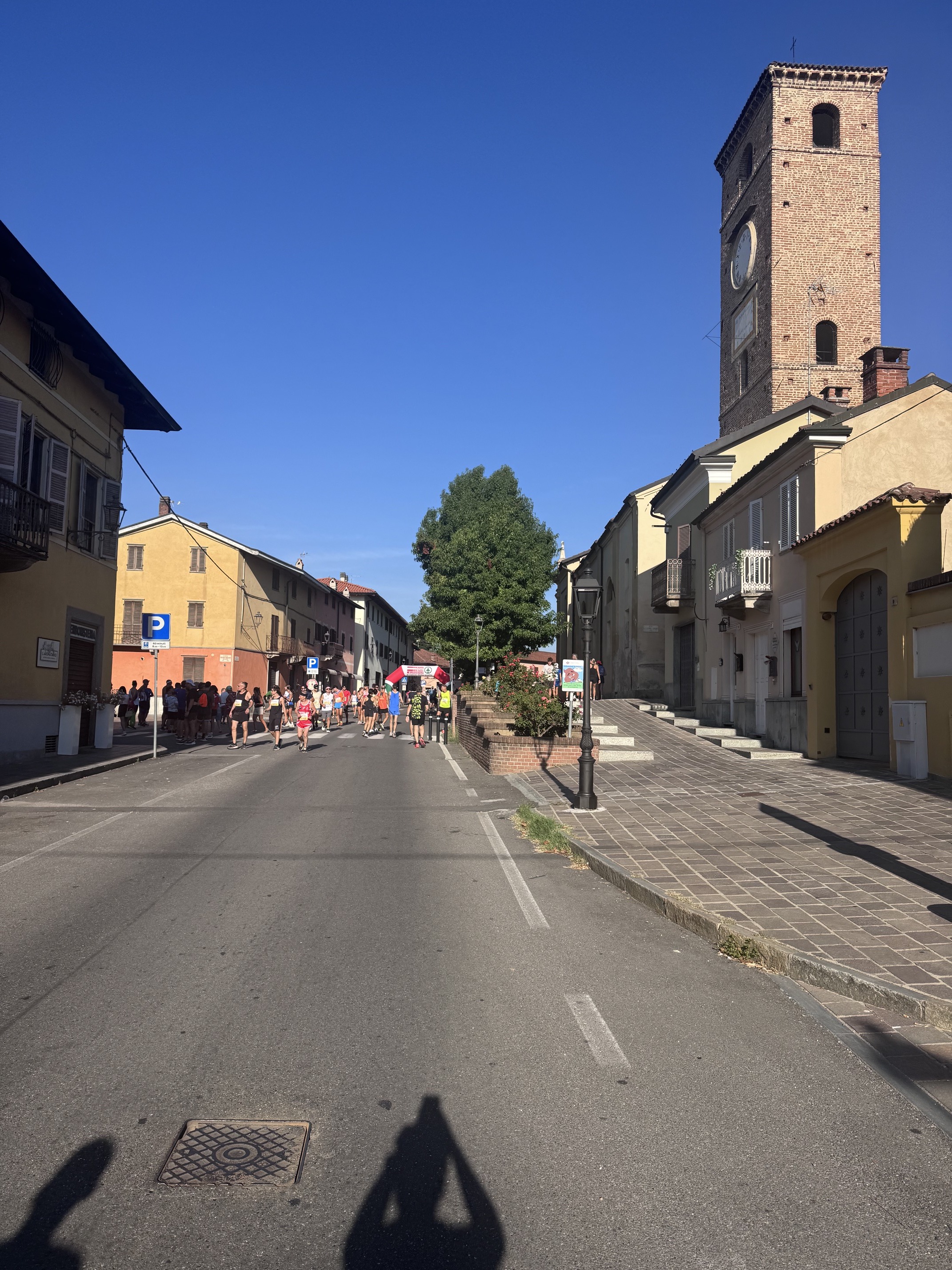 Il percorso della Strapomodoro sotto la torre civica di Cambiano