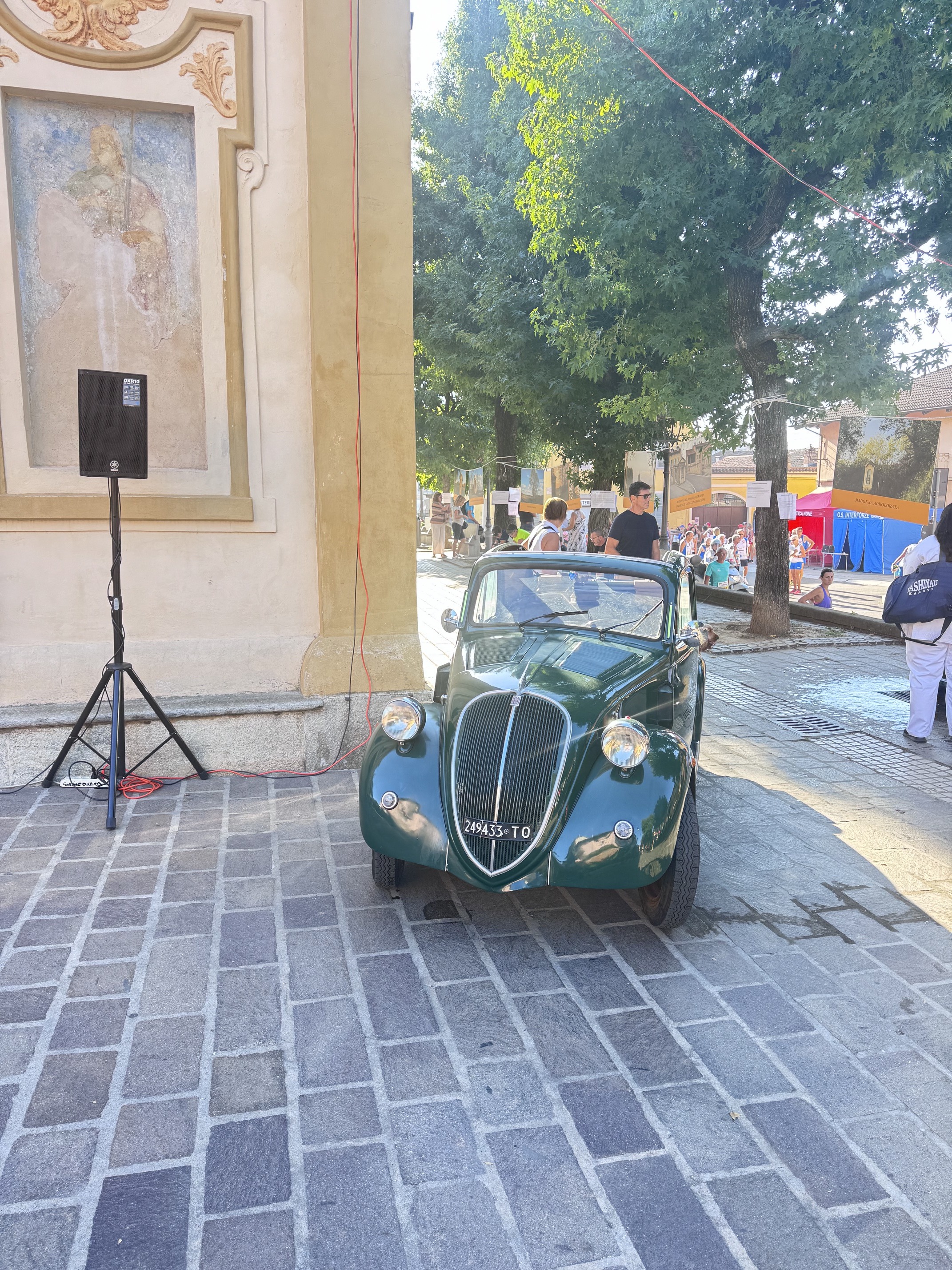 Auto d’epoca in piazza a Cambiano durante la festa del pomodoro costoluto