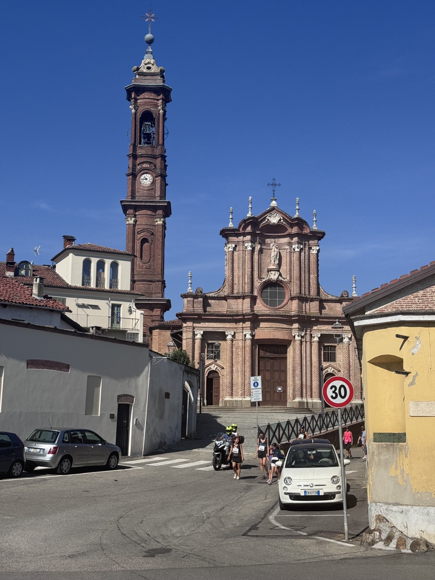 La chiesa di Cambiano lungo il percorso della Strapomodoro